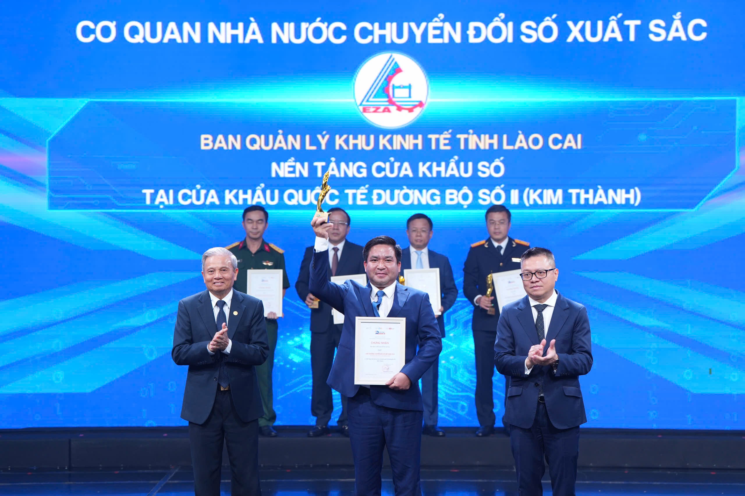 Ông Vương Trinh Quốc - Trưởng Ban Quản lý Khu kinh tế tỉnh Lào Cai nhận giải thưởng. Ảnh: Minh Đức. 1111.jpg