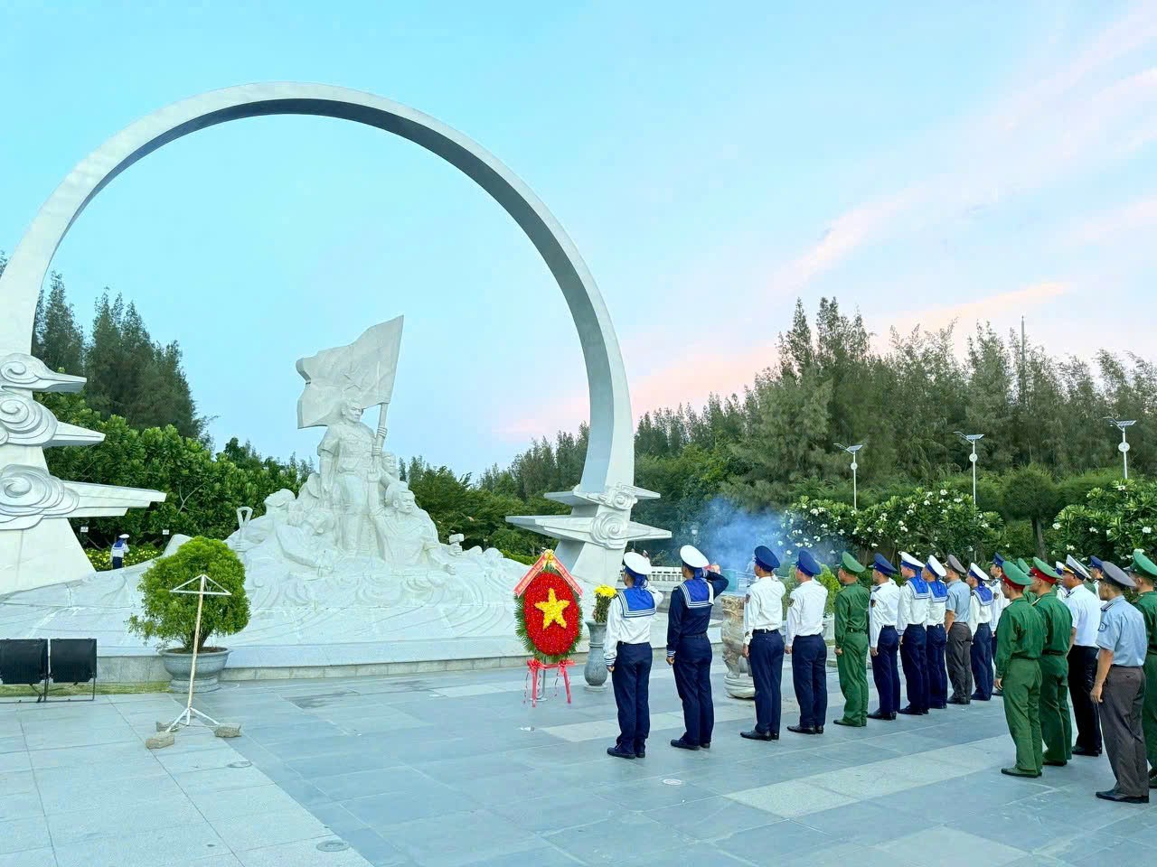 Cán bộ, chiến sĩ Trường Cao đẳng Kỹ thuật Hải quân dâng hương tại Khu tưởng niệm chiến sĩ Gạc Ma. z6800021250304-b912c1182bc728ad1e4eb90580079146.jpg