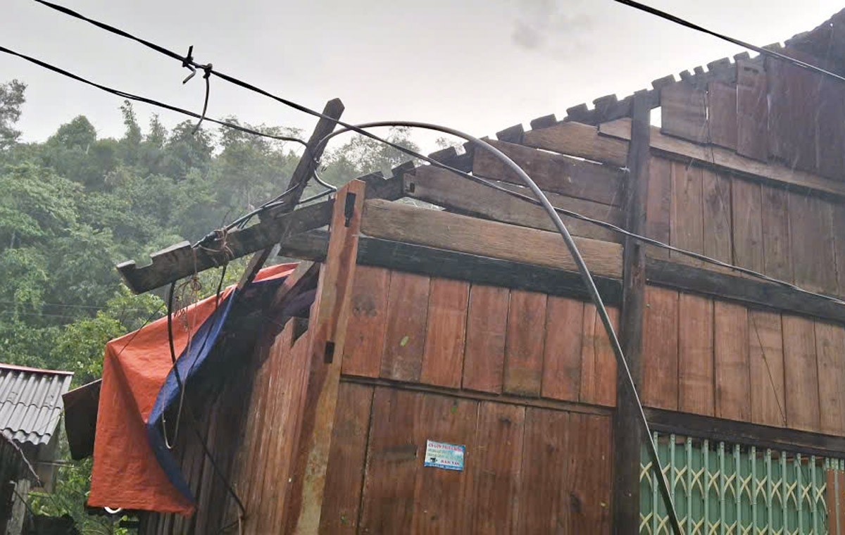 Một nhà dân xã Chiềng ken bị gió làm tốc mái. k1.jpg