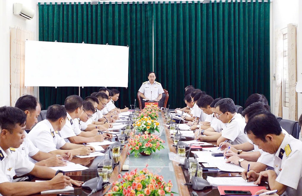 Tư lệnh Trần Thanh Nghiêm yêu cầu Lữ đoàn 954 khắc phục khó khăn để huấn luyện làm chủ các thiết bị kỹ thuật hiện đại. z6792587935253-663ec8705d1d7094a7bab6b6dd2144f9.jpg