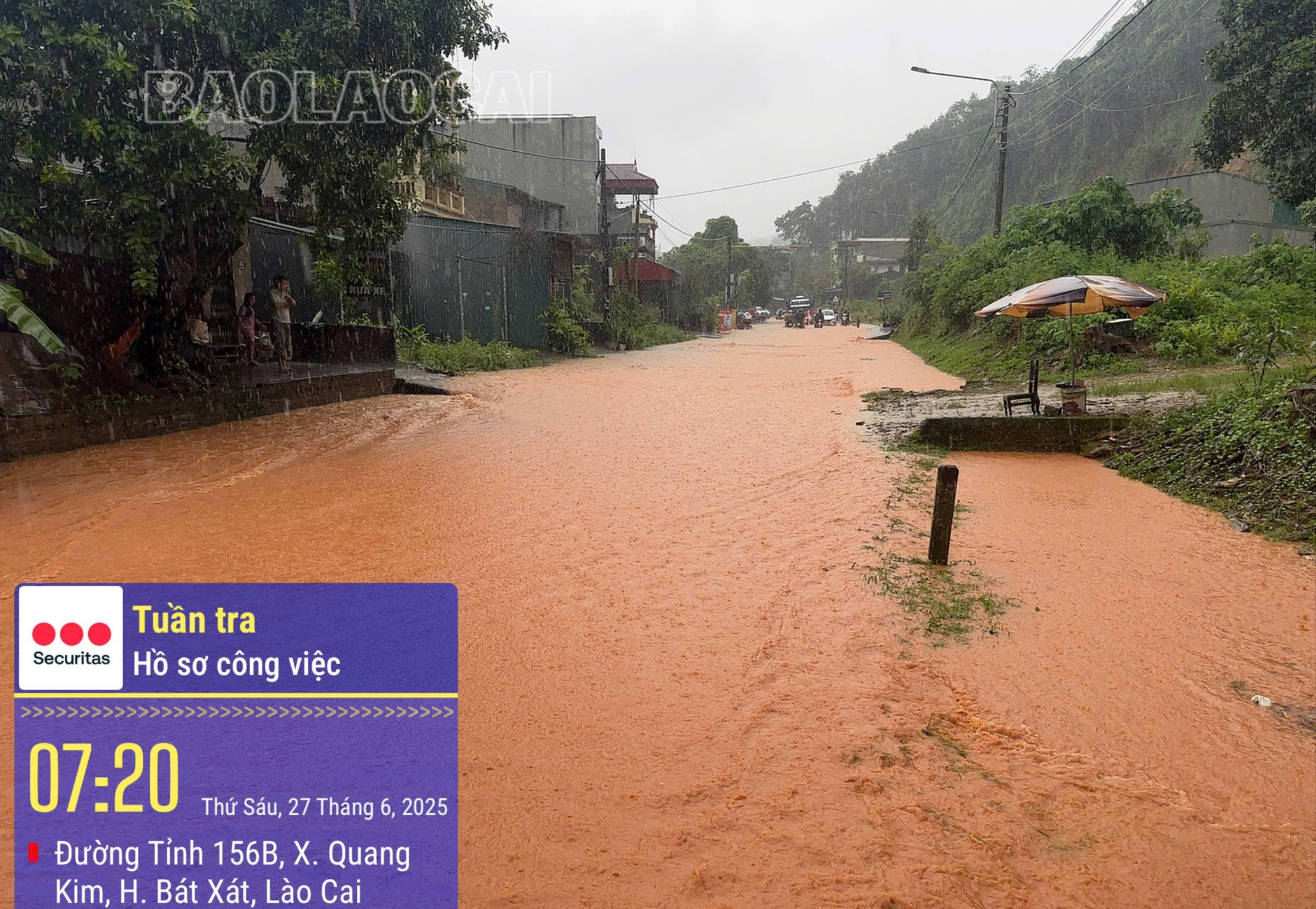 Tỉnh lộ 156B, đoạn qua xã Quang Kim, huyện Bát Xát ngập sâu trong nước. z6746161449840-9f952ec7a968ee63c473303c2dd96cd8-4109.jpg