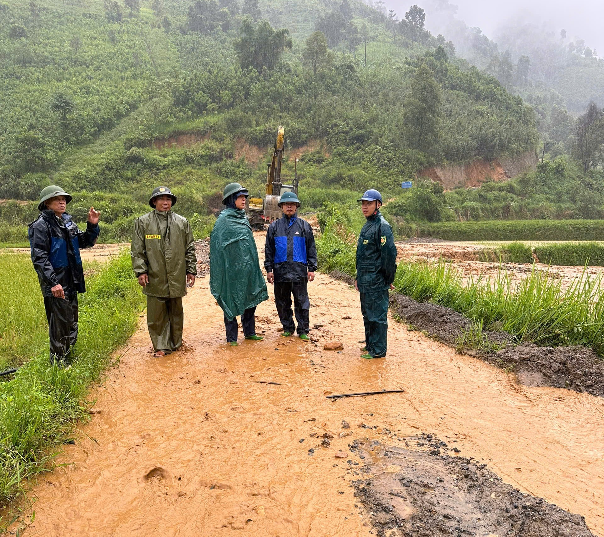 Lãnh đạo xã Minh Lương đến hiện trường chỉ đạo công tác khắc phục hậu quả mưa lũ. z6945045205546-a847c41c4270aeaf3fce6cdf1a5a662d.jpg