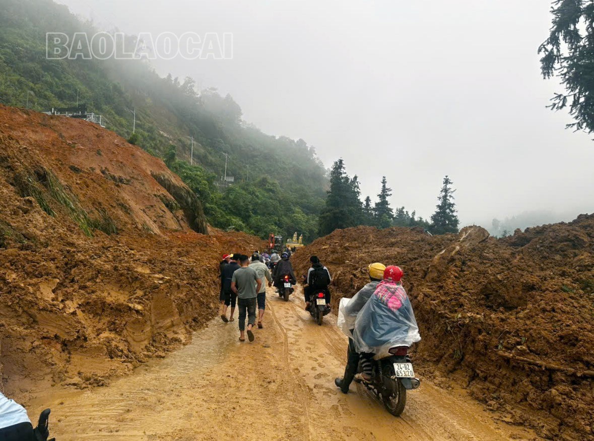 Thông tuyến bước 1 tại điểm sạt lở Km120, Quốc lộ 4D (Lào Cai - Sa Pa). z6759836152895-b2d2271612208fce97e82bb7a72ecb8a-4445.jpg