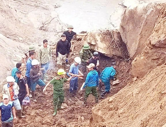 Lực lượng chức năng triển khai phương án cứu nạn. z7073226006079-25055584e72bf9e47fa9fa6d0e599d2c-3.jpg