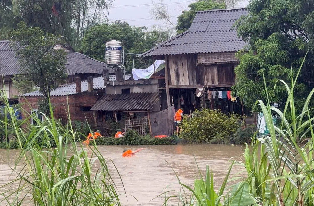 Công an phường Trung tâm hỗ trợ dân di dời tài sản tránh lũ. Ảnh: Nguyễn Hoa z7063814414208-31e0a61019cd05fce14ce37fe30a308e.jpg