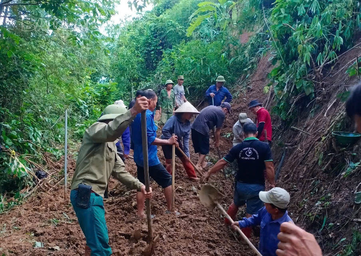 Người dân thôn Khuân Đo sửa chữa đường vào thôn. z6775934397530-5d45703e43c475845abc08f3feda20a5-2951.jpg