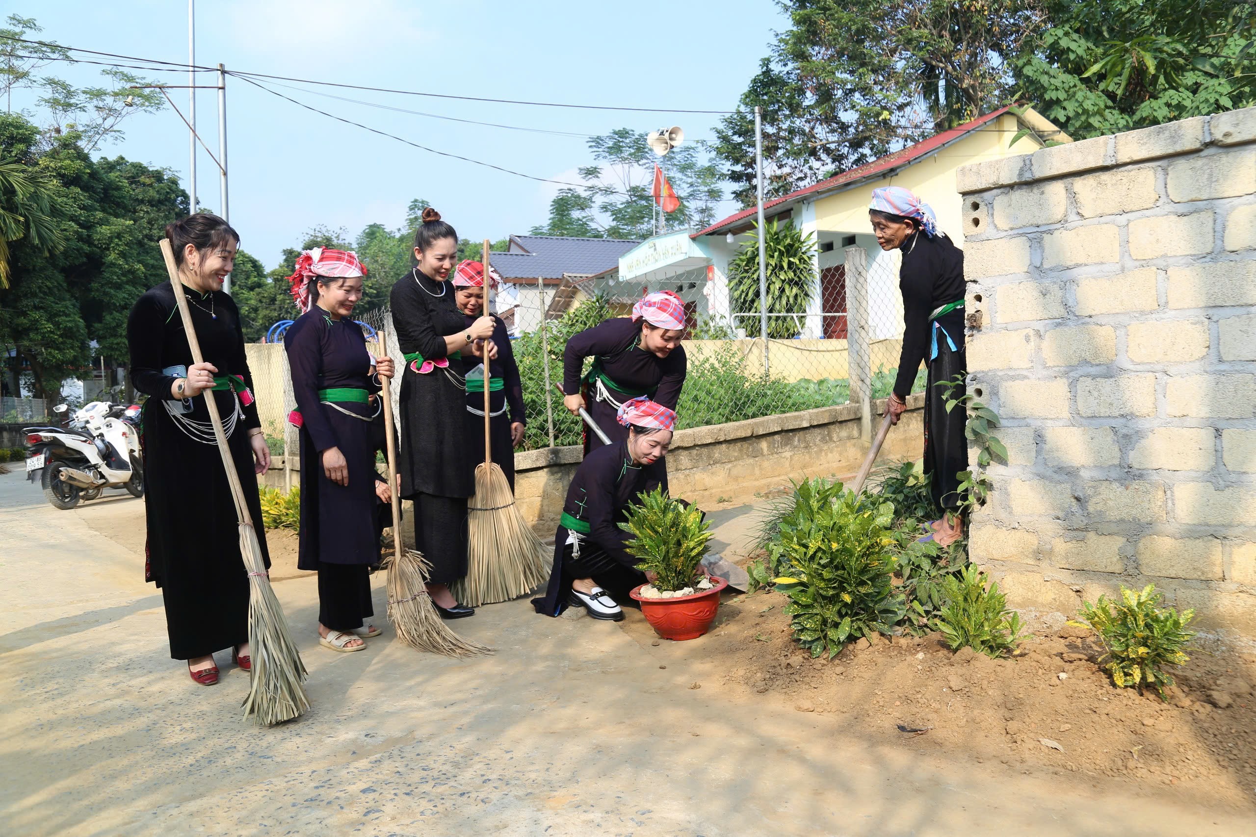 Không chỉ hiến đất mở rộng đường mà người dân Khánh Yên Thượng còn tích cực tham gia cải tạo cảnh quan nông thôn, xây dựng khung cảnh làng quê tươi đẹp hơn. z6281567142868-42dfe53420c98e71c7bb6d5a687a586f.jpg
