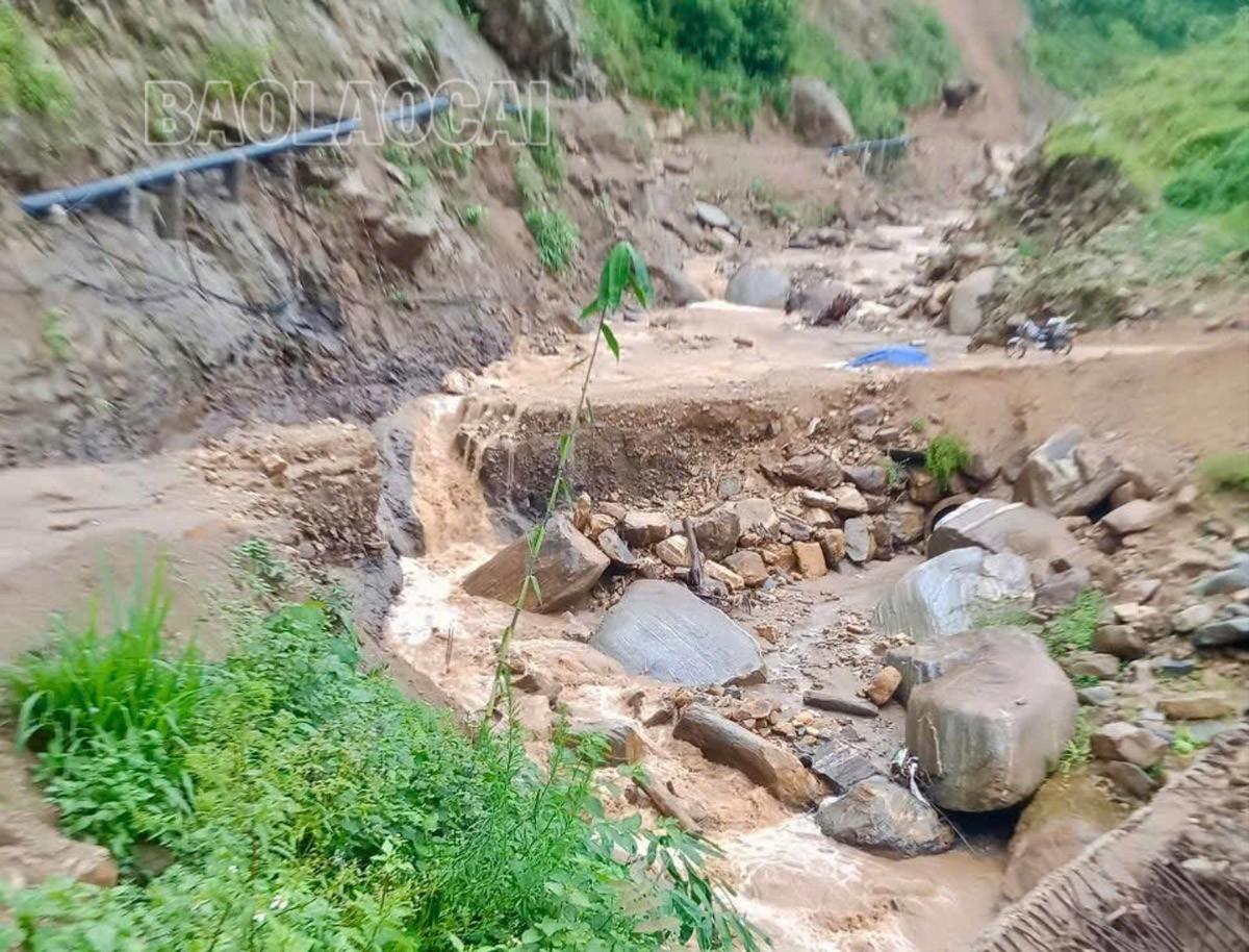 Một tuyến đường giao thông nông thôn tại thôn Ngải Trồ, xã Y Tý bị sạt lở gây chia cắt giao thông. z6805100905842-06218828292ac757f92ab3cd41752012-5775.jpg