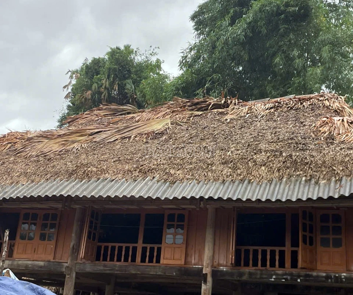 Một số nhà dân bị tốc mái và hư hỏng công trình nhà xưởng.