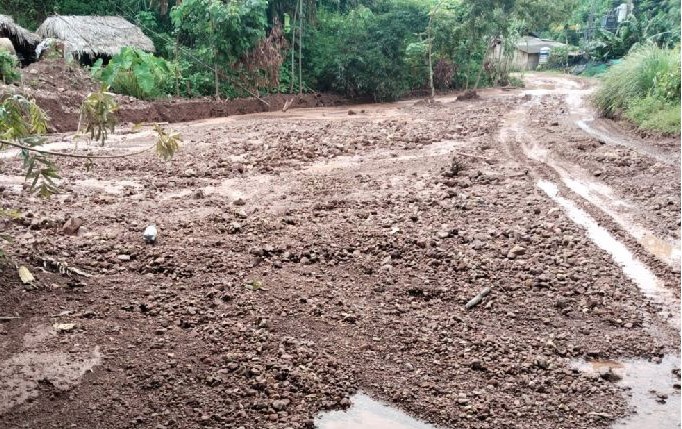 Tỉnh lộ 160 (đoạn qua xã Bảo Yên) nhiều điểm đất đá tràn ra lòng đường gây mất an toàn giao thông. 112850a.jpg