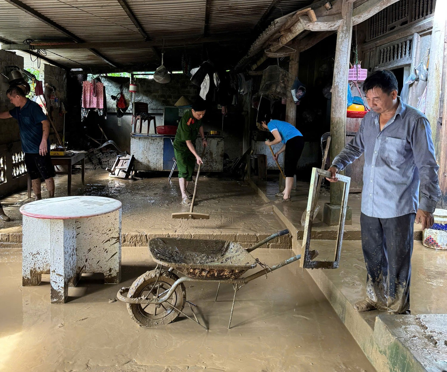 Gần 100 hộ dân phường Cam Đường bị ảnh hưởng do mưa lũ đêm 26, rạng sáng 27/7. z6845343050625-af60cce7d3ab6d26a2d472419bf72046.jpg