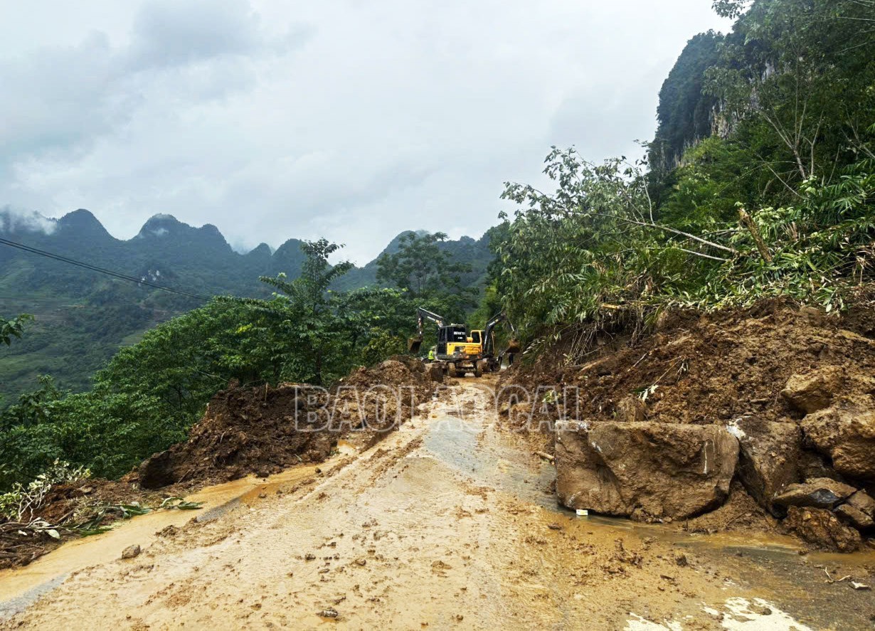 Đến 11 giờ 20 phút, điểm sạt lở đã được thông tuyến bước 1. z6746931366560-f50be206a91f1cd7860be803d6642423-6704.jpg