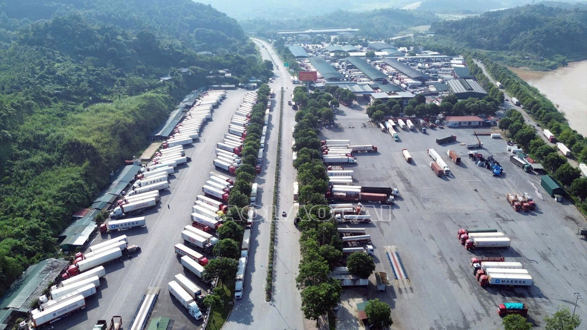 Công tác quản lý và thông quan tại Cửa khẩu Quốc tế đường bộ số II Kim Thành luôn được duy trì trật tự, thông suốt. z7077794450150-4a3ea3829f70c7efee9552568c806508-1712.jpg