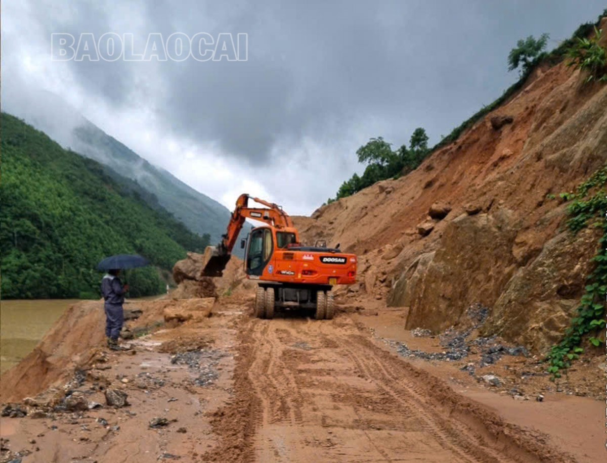 Do đất, đá trên sườn núi tiếp tục sạt xuống nên việc khắc phục gặp nhiều khó khăn. z6691440870941-8a5e936226435777c3c7de1a58b9e6f6-6029.jpg