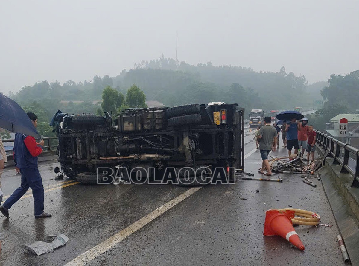 Hiện trường vụ tai nạn. z6656653116476-a36596cde4d50d93c6f2a6d2d209b6ce-5287.jpg
