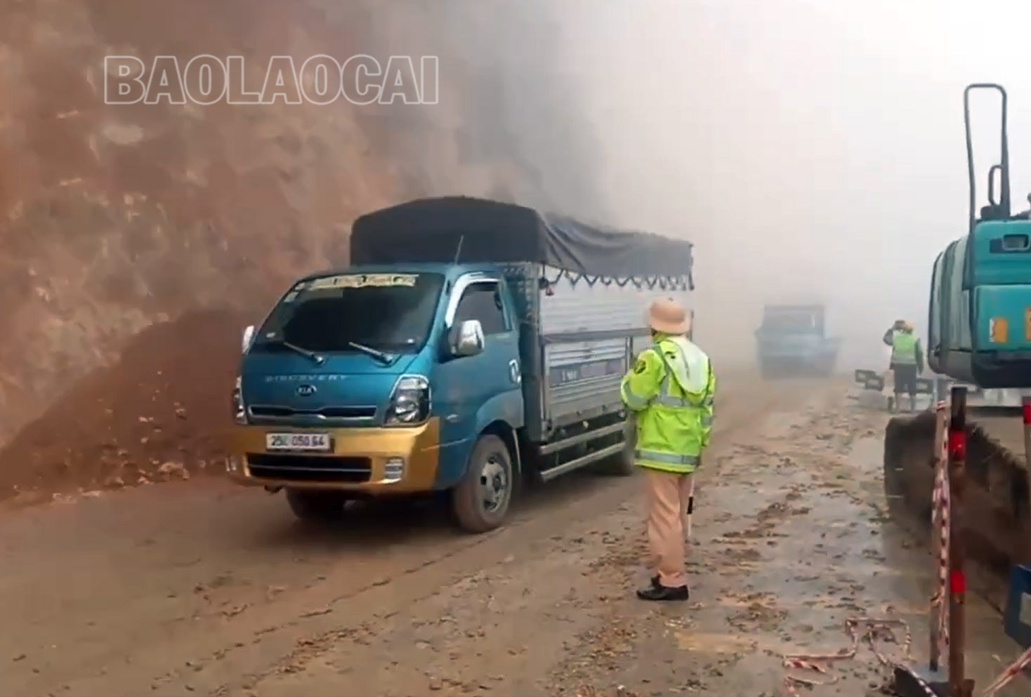 Thông xe bước 1 tại Km76 + 690 Quốc lộ 4D. a111-9278.jpg