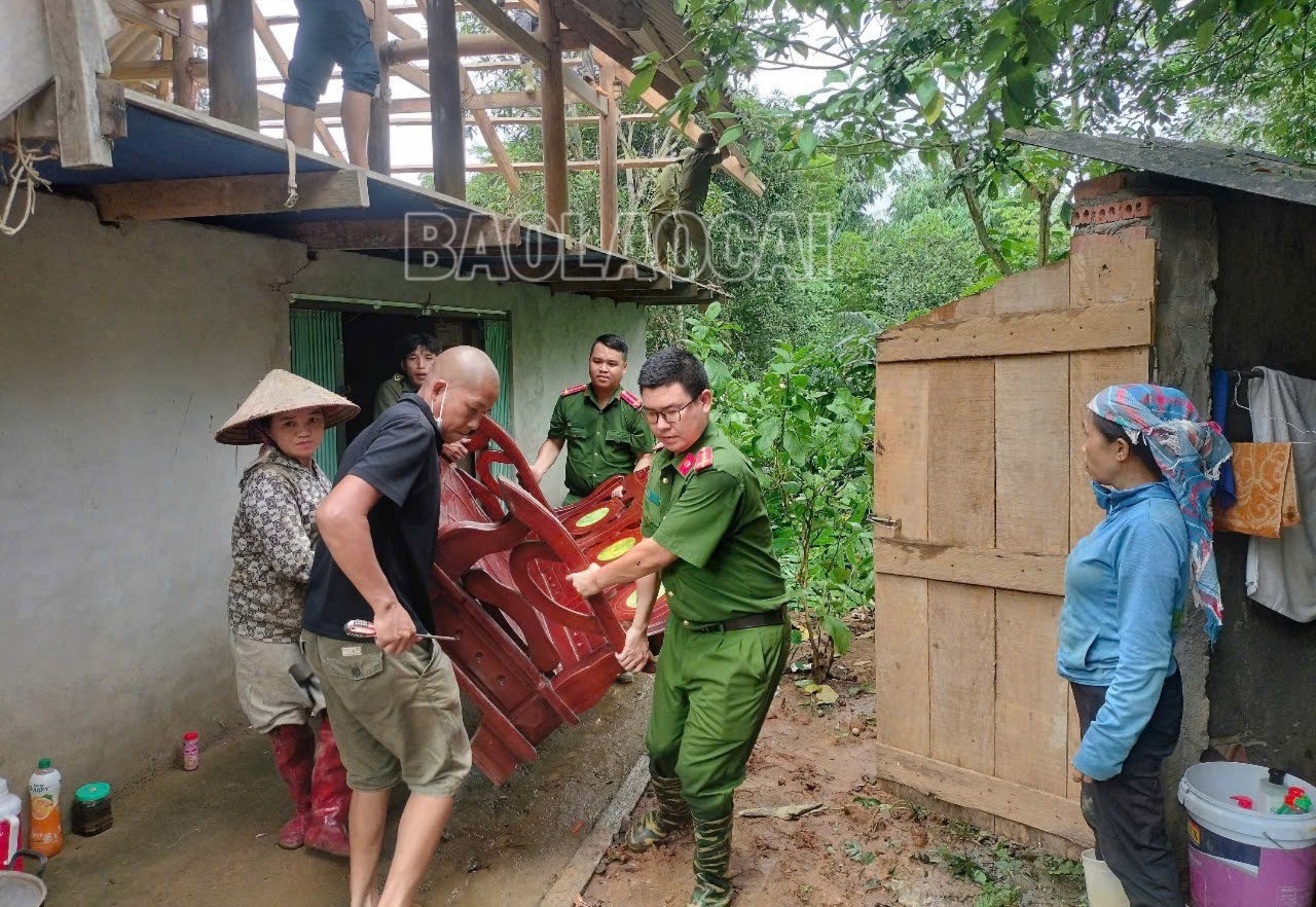 Lực lượng công an và dân quân hỗ trợ di dời khẩn cấp hộ bà La Thị Pòm, thôn Khuân Đo. z6775929276021-e1ff2657859b2919b4e20283fddc366b-8007.jpg