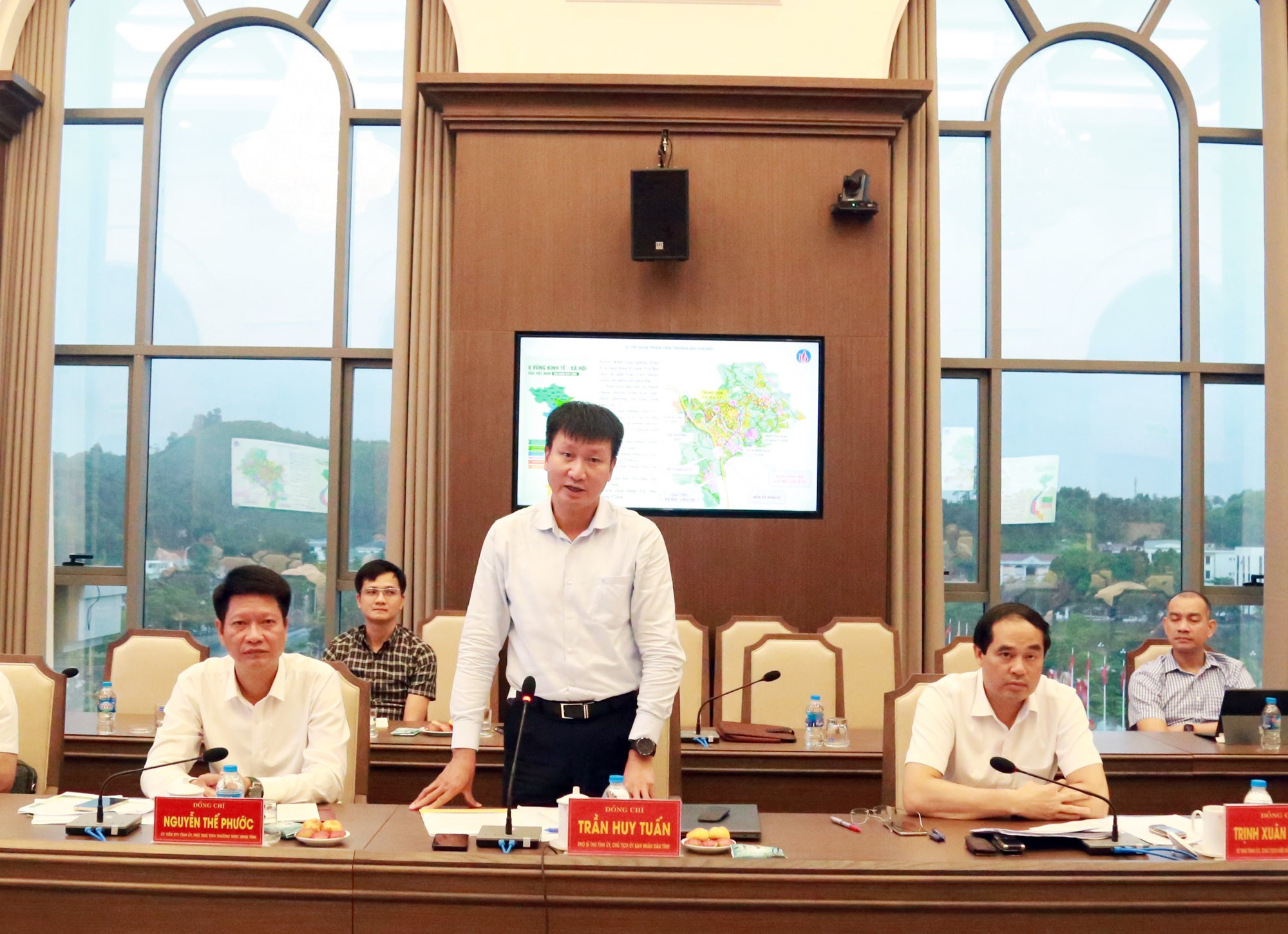 Đồng chí Trần Huy Tuấn, Phó Bí thư Tỉnh ủy, Chủ tịch UBND tỉnh phát biểu tại buổi làm việc. t.jpg