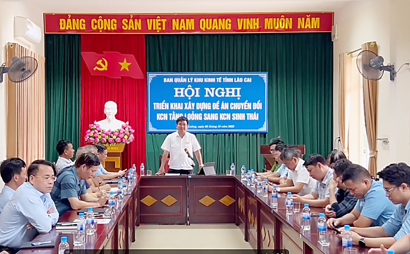 Ông Vương Trinh Quốc, Trưởng Ban Quản lý Khu kinh tế tỉnh Lào Cai phát biểu chủ trì tham vấn ý kiến tại hội nghị. a555.jpg