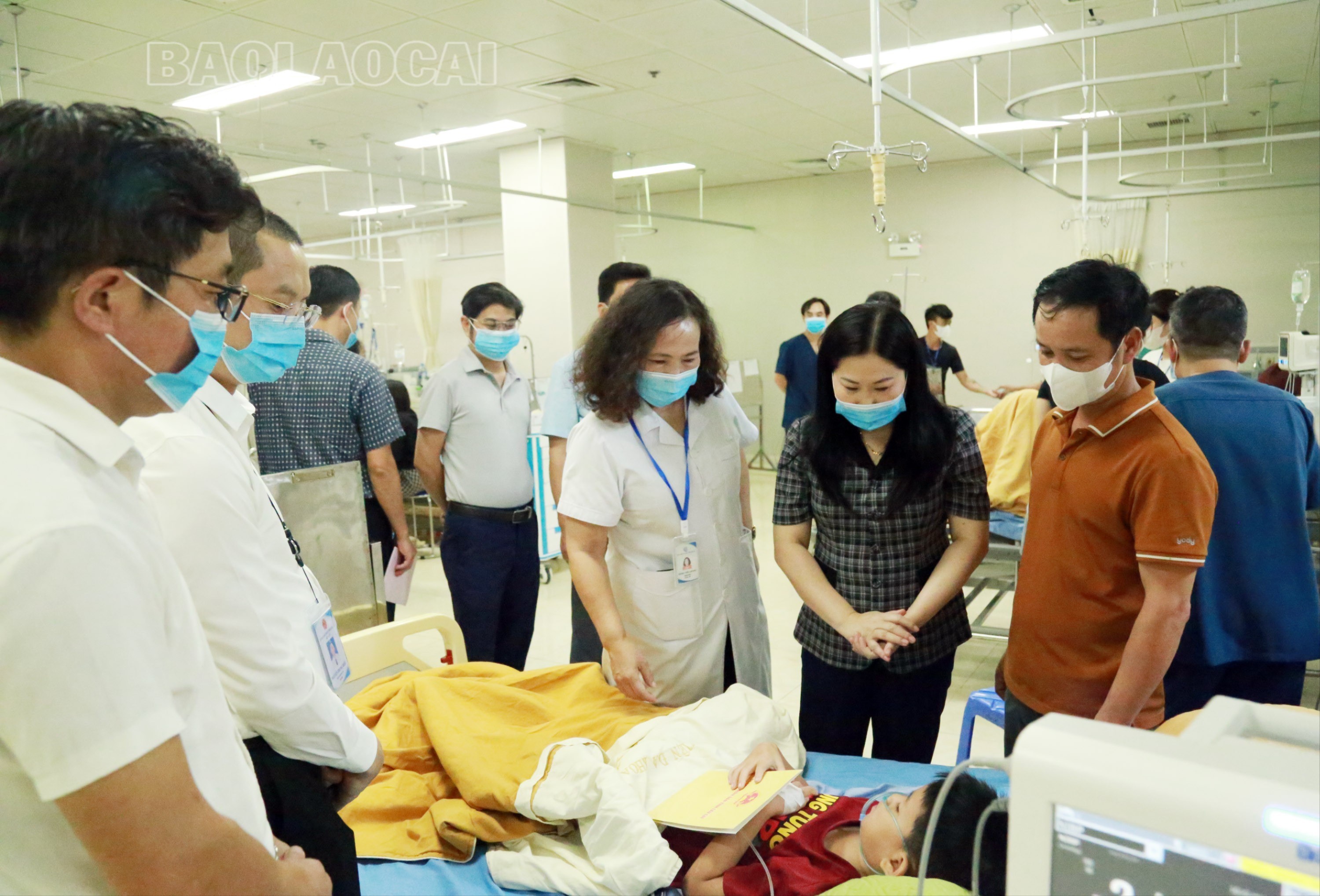 Đồng chí Vũ Thị Hiền Hạnh - Phó Chủ tịch UBND tỉnh thăm hỏi các nạn nhân tại Bệnh viện Đa khoa số 1 tỉnh. a1-9784.jpg