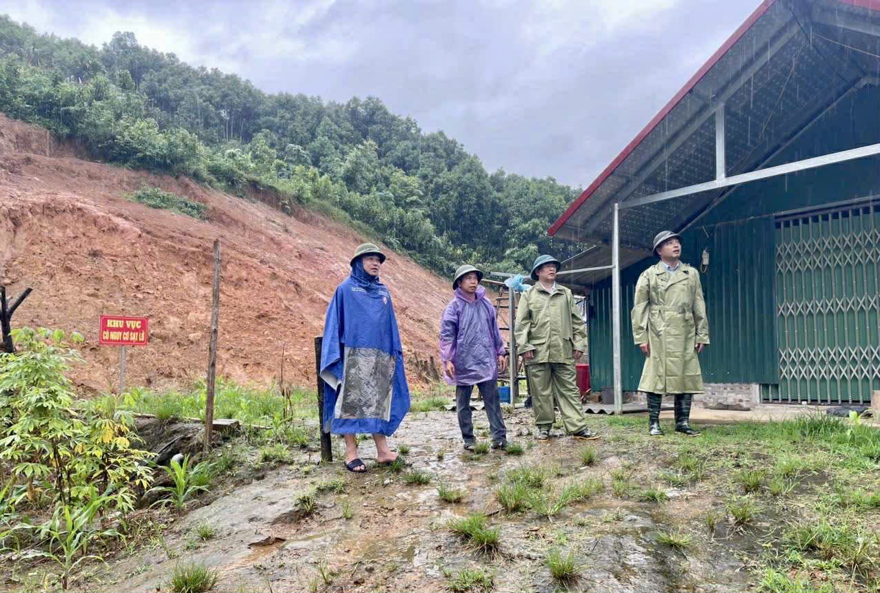 Cán bộ xã Châu Quế đến địa bàn dân cư để chỉ huy công tác khắc phục hậu quả mưa lũ. z6946467864922-251a7f2808f675745da8b071085292c2.jpg