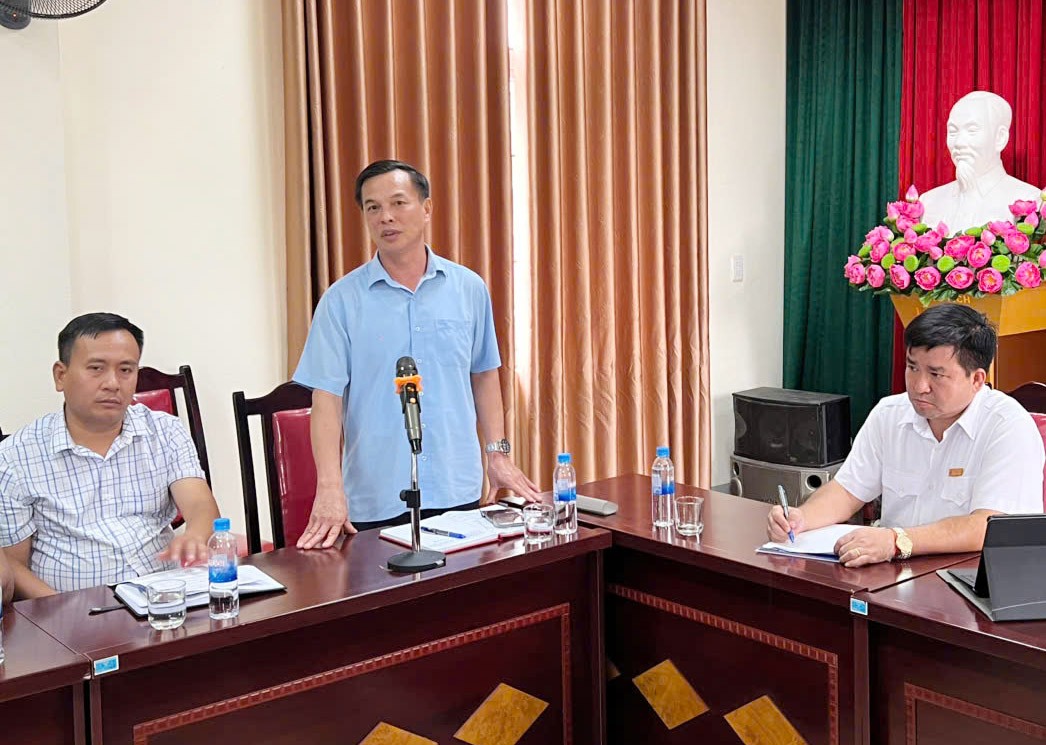 Đồng chí Nguyễn Quang Úy, Bí thư Đảng ủy xã Tằng Loỏng đề xuất ý kiến tại hội nghị. z7077447286967-c4c17f6c852e7df90142888b44f5e458.jpg