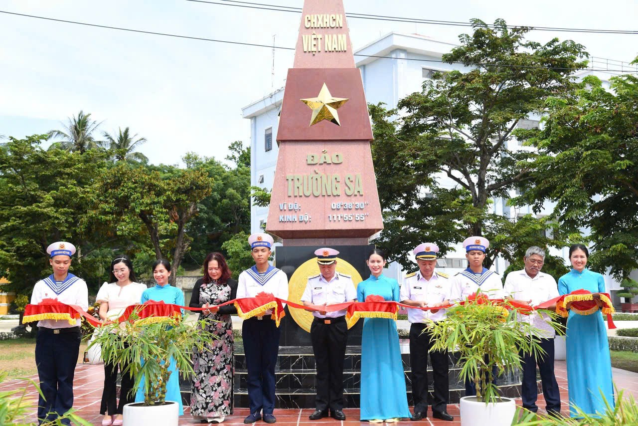 Lãnh đạo Lữ đoàn 161, Vùng 3 Hải quân cắt băng khánh thành cột mốc chủ quyền Trường Sa chào mừng Đại hội Đảng bộ Quân chủng Hải quân. z6803048258666-66fb4206a29ac0296eef63927487facd.jpg