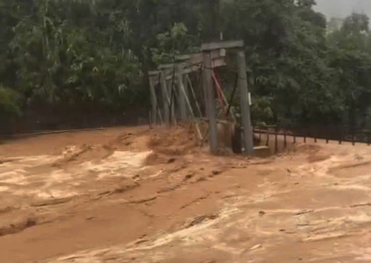 Một công trình thủy lợi tại xã Khánh Yên bị lũ lớn phá hỏng. a111.jpg