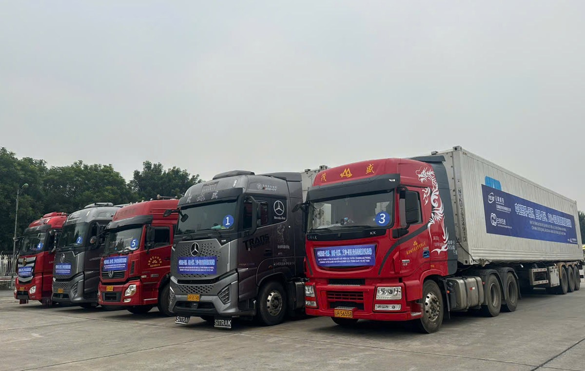 Các phương tiện có Giấy phép vận tải đường bộ GMS và sổ TAD đầu tiên đã được làm thủ tục nhập cảnh vào Việt Nam qua Cửa khẩu Quốc tế đường bộ số II Kim Thành. z6148528869114-362a58bf9c5e88e3366115378103090b.jpg