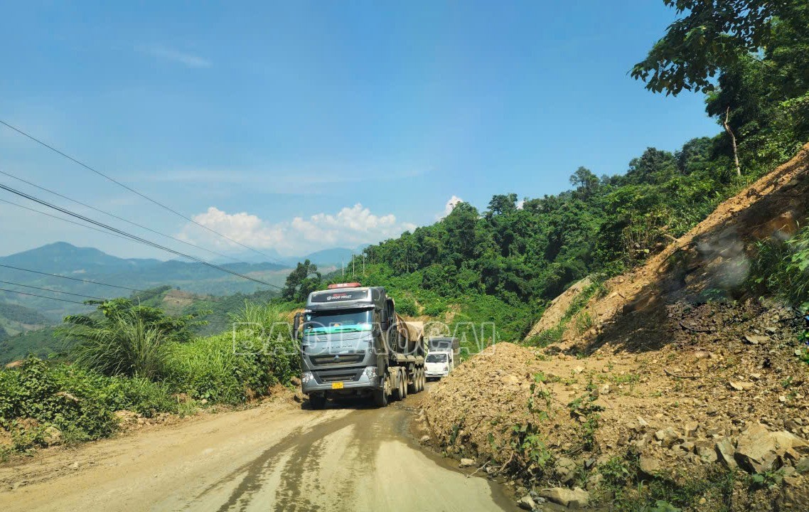Nguy hiểm vẫn đang rình rập các phương tiện khi lưu thông trên Quốc lộ 279, đoạn từ xã Văn Bàn đi nút giao IC16 (Cao tốc Nội Bài - Lào Cai). z6874258382026-25581743ef6c1da9e4d61da011267840-6487.jpg