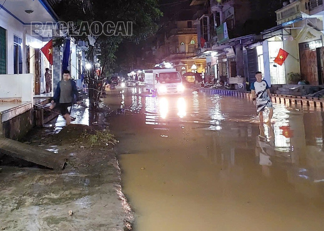 Nước sông Hồng ngập lên đường Thanh Niên, phường Yên Bái gây ách tắc giao thông. Ảnh: Thanh Miền z6947418646835-92d0e28d858187bceebd3d785000a02d-4696.jpg
