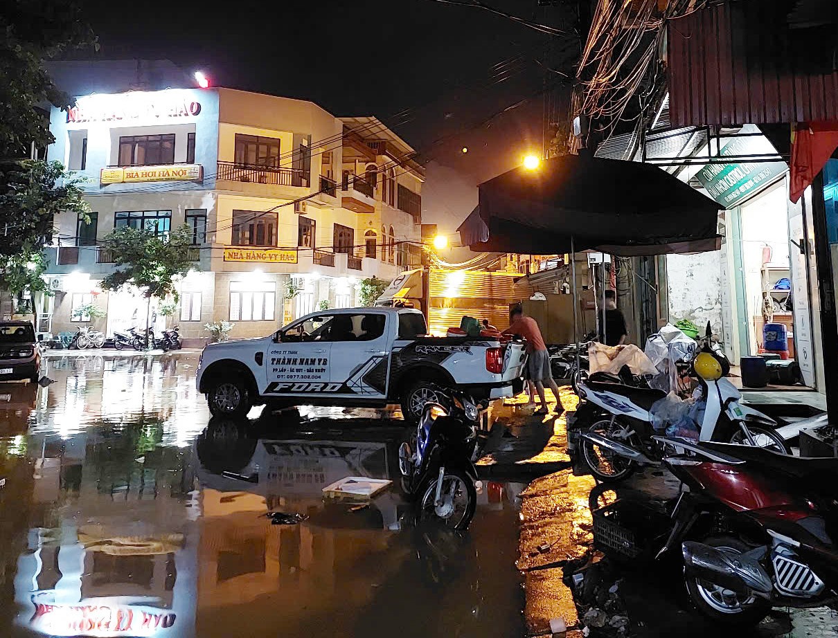 Người dân đường Thanh Niên chủ động chuyển đồ đạc để phòng ngừa ngập úng. Ảnh: Thanh Miền z6947418646822-9130bee5509a4d8a7481157abcbbd3cc.jpg