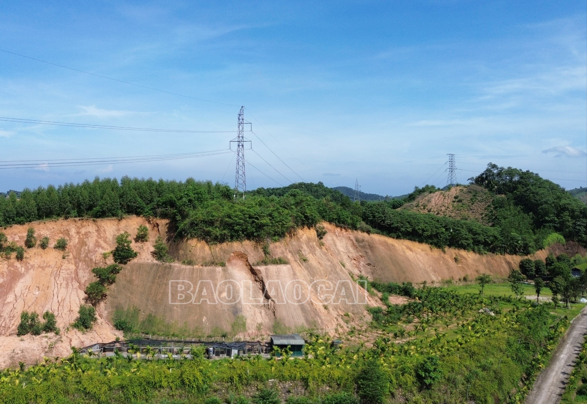 Vị trí cột điện cao thế tại khu vực tổ 5, phường Văn Phú đang có nguy cơ sập đổ vì bị người dân đào đất đến tận gần chân cột. dji-0305-4896.jpg