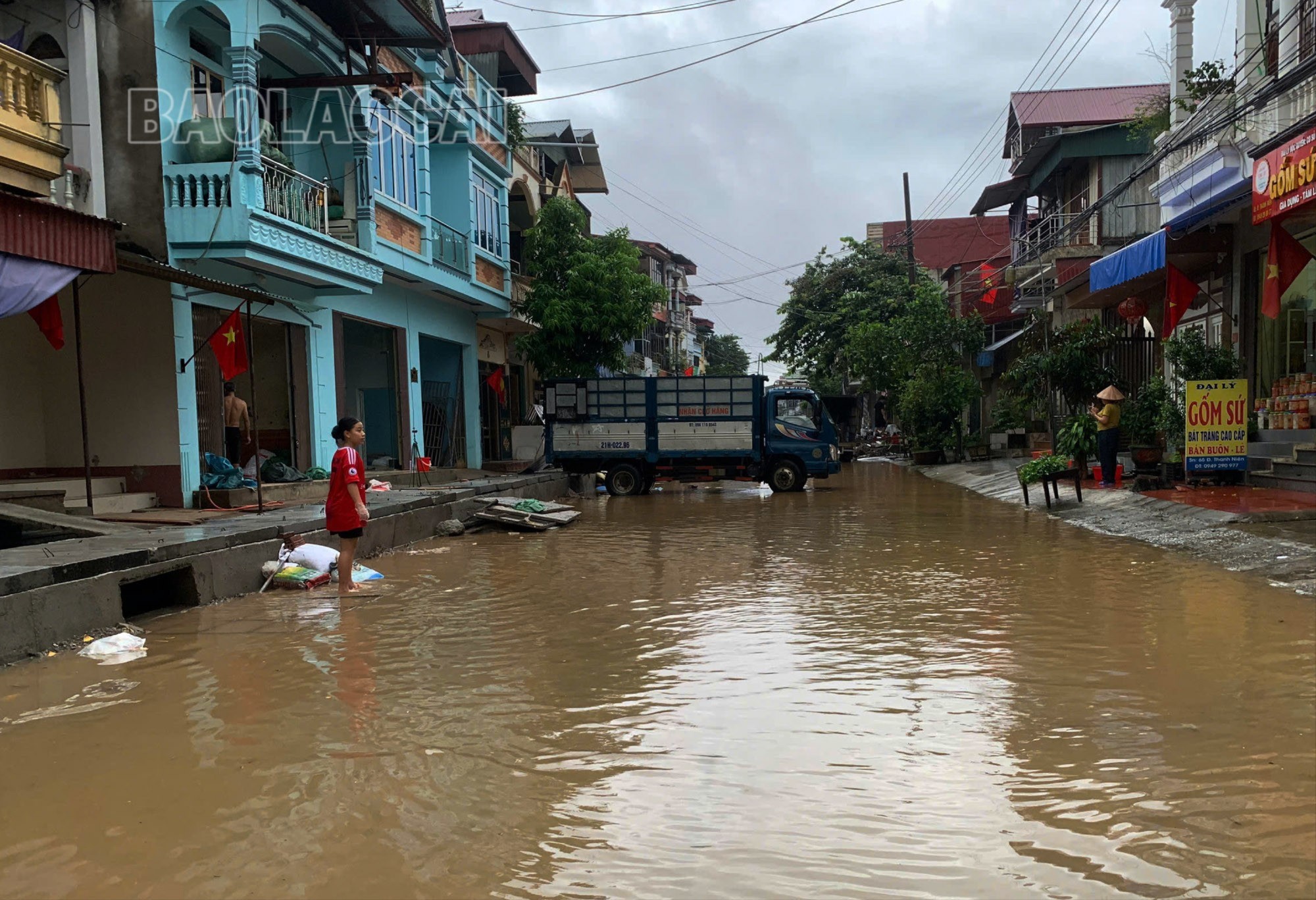 Nước lũ trên sông Hồng dâng cao gây ngập úng đường Thanh Niên, phường Yên Bái. z6947404406301-7e6ac5b5182dbbf6ee6236ab2312e327-9094.jpg