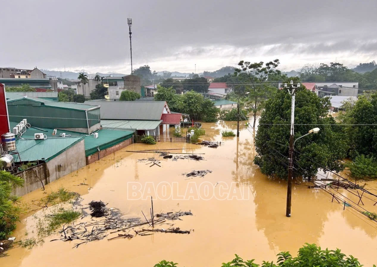 Hàng trăm nhà dân ở phường Yên Bái bị ngập sâu trong nước. Ảnh: PV