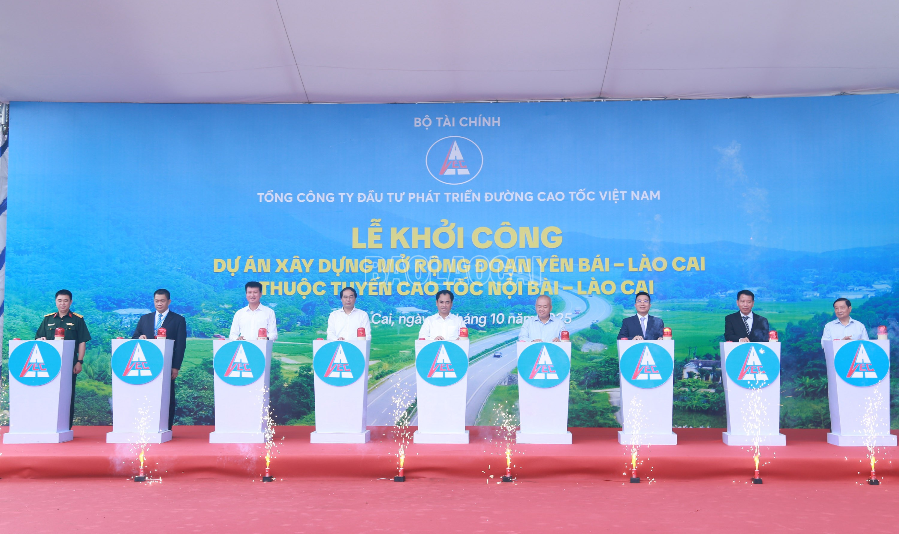 Các đại biểu thực hiện nghi thức nhấn nút khởi công Dự án xây dựng mở rộng đoạn Yên Bái - Lào Cai thuộc tuyến cao tốc Nội Bài - Lào Cai. baolaocai-c_a1.jpg