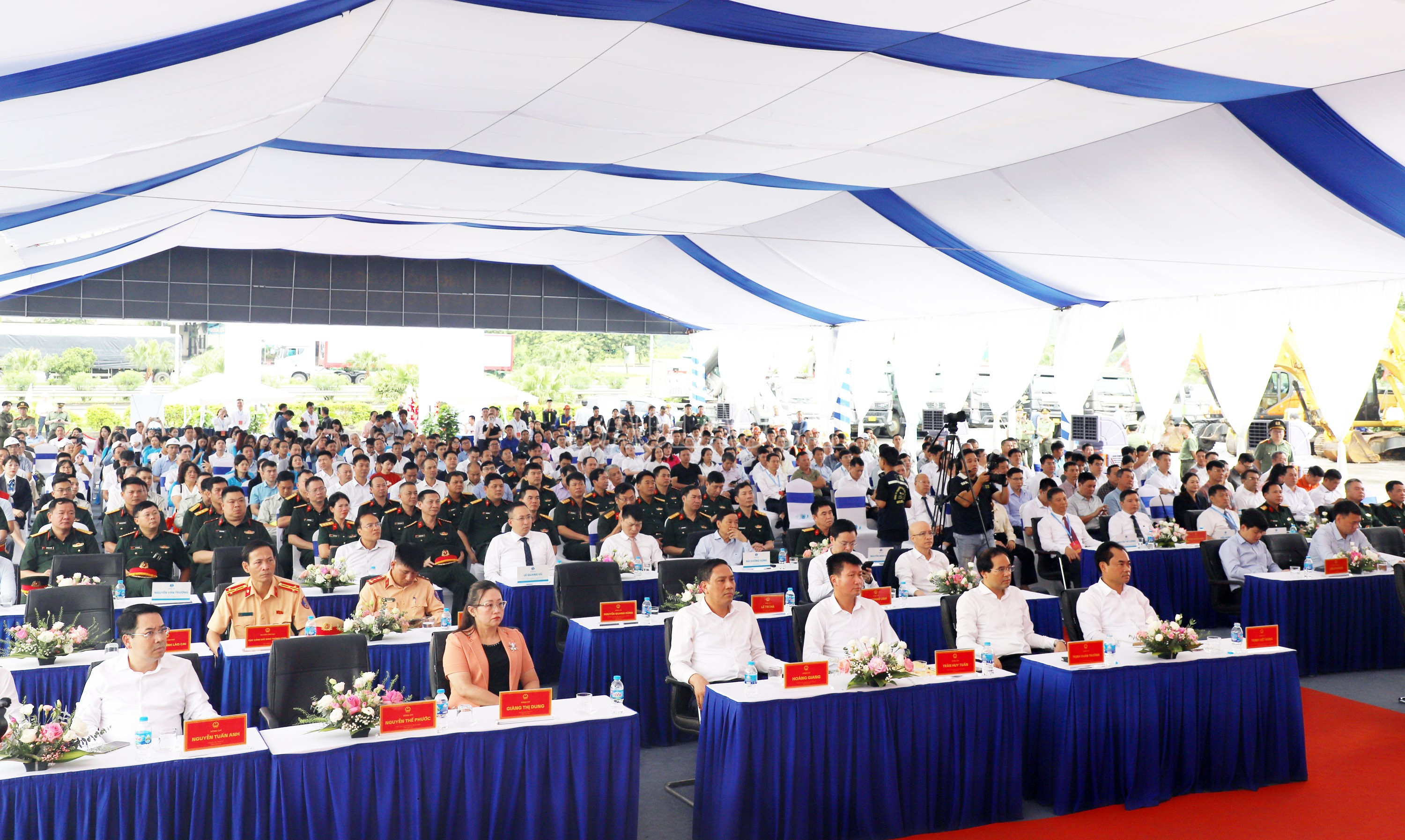 Các đại biểu dự buổi lễ. baolaocai-c_img-6714.jpg