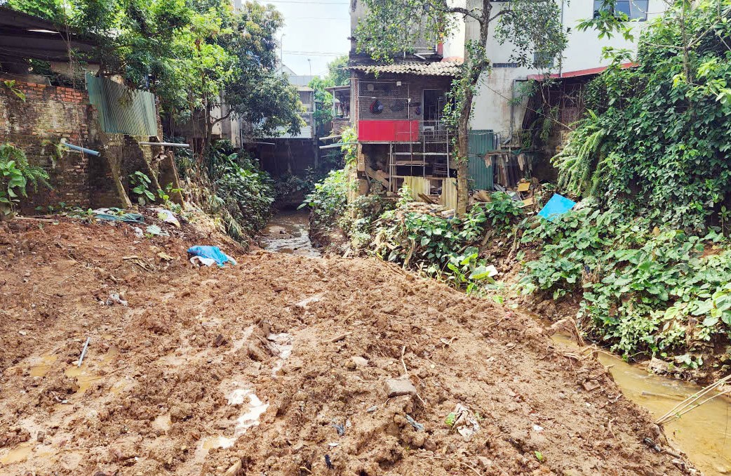 Một con suối thoát nước tại Tổ 7 - Đồng Tâm, phường Yên Bái bị người dân san lấp, lấn chiếm gây ách tắc dòng chảy. z6973383295544-6b1dd96cb5c6900ef105212c9f8a9006.jpg