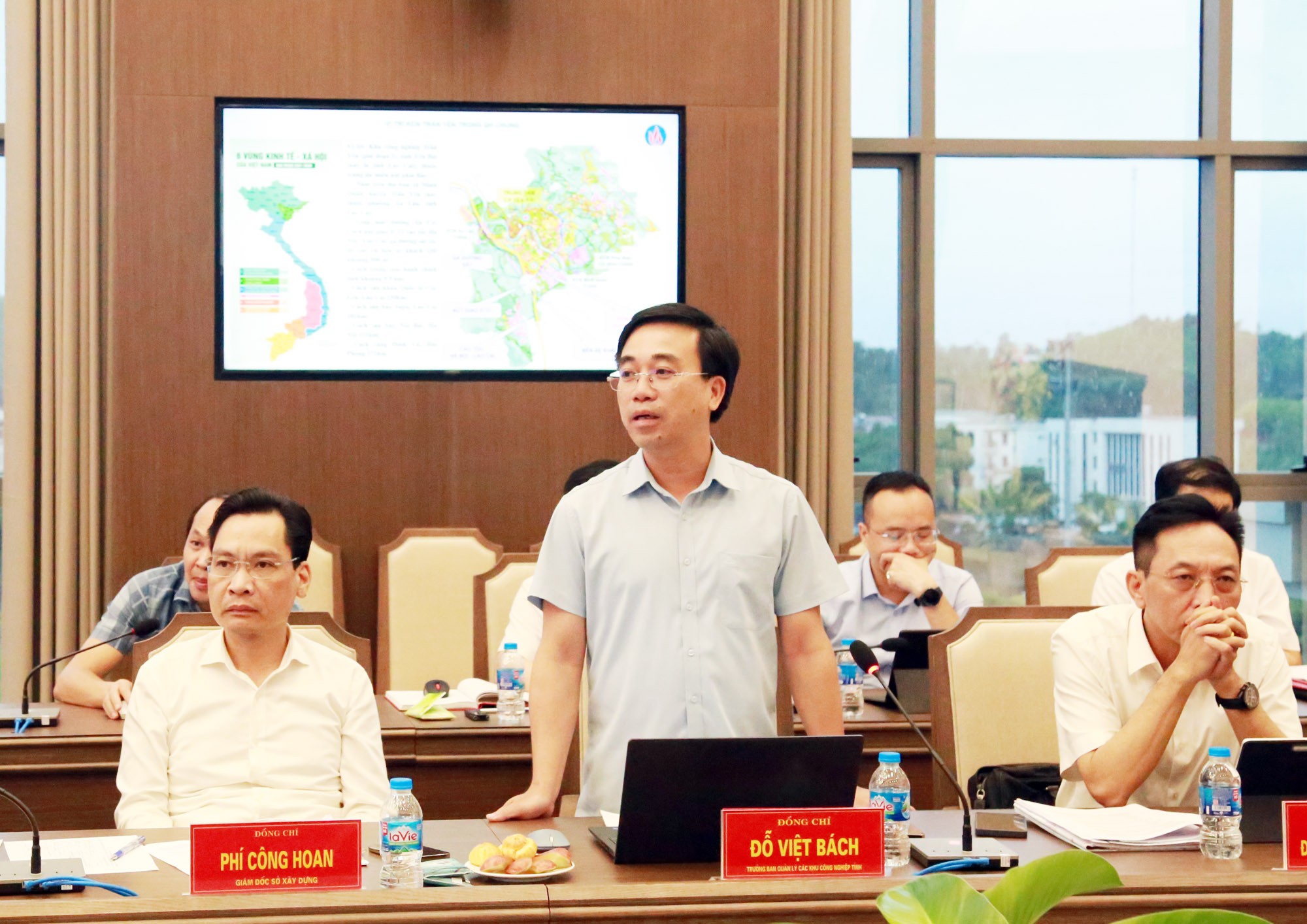 Đồng chí Đỗ Việt Bách, Trưởng ban Ban Quản lý các khu công nghiệp tỉnh phát biểu ý kiến. a8.jpg