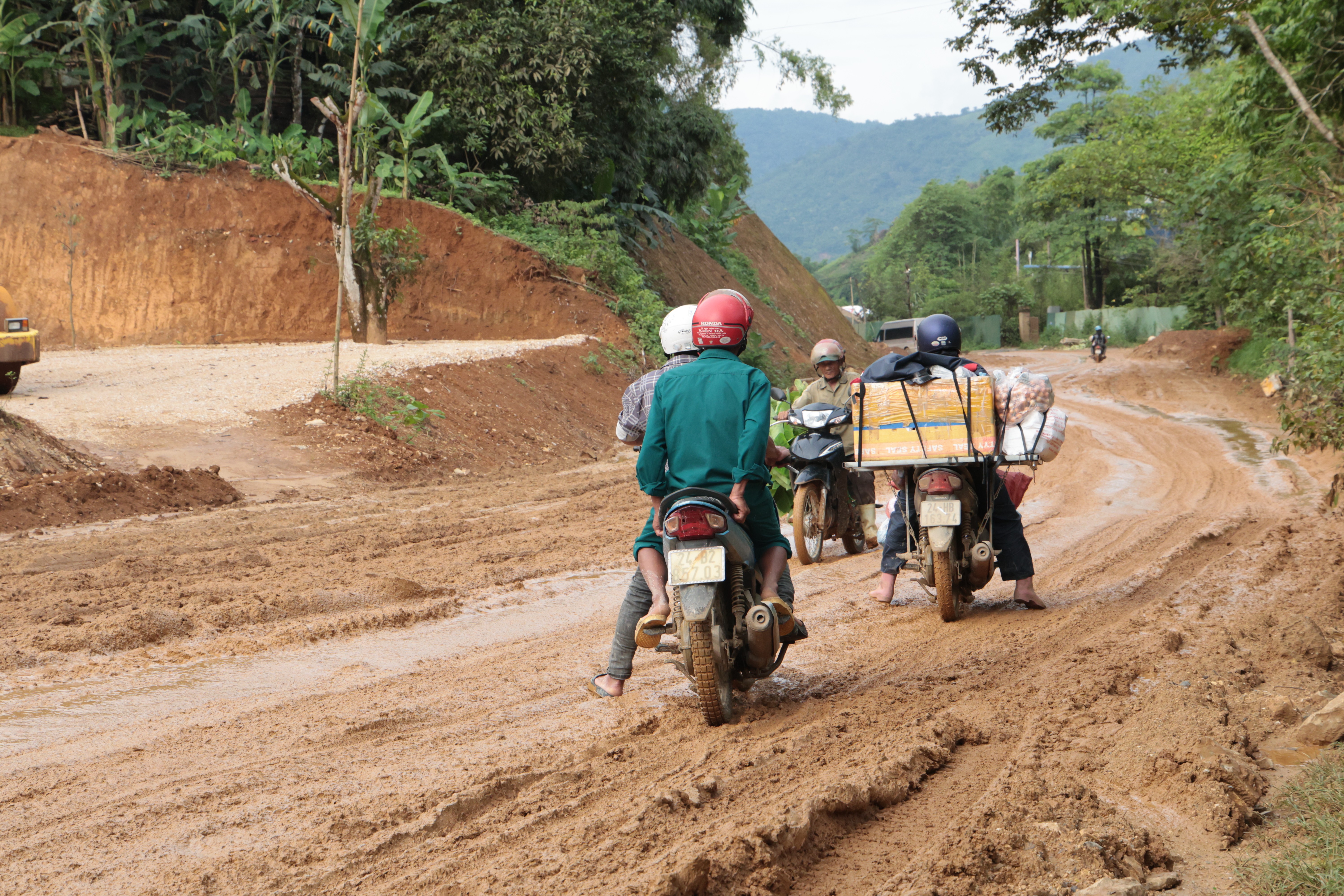 Việc đi lại của người dân gặp rất nhiều khó khăn. img-5815.jpg