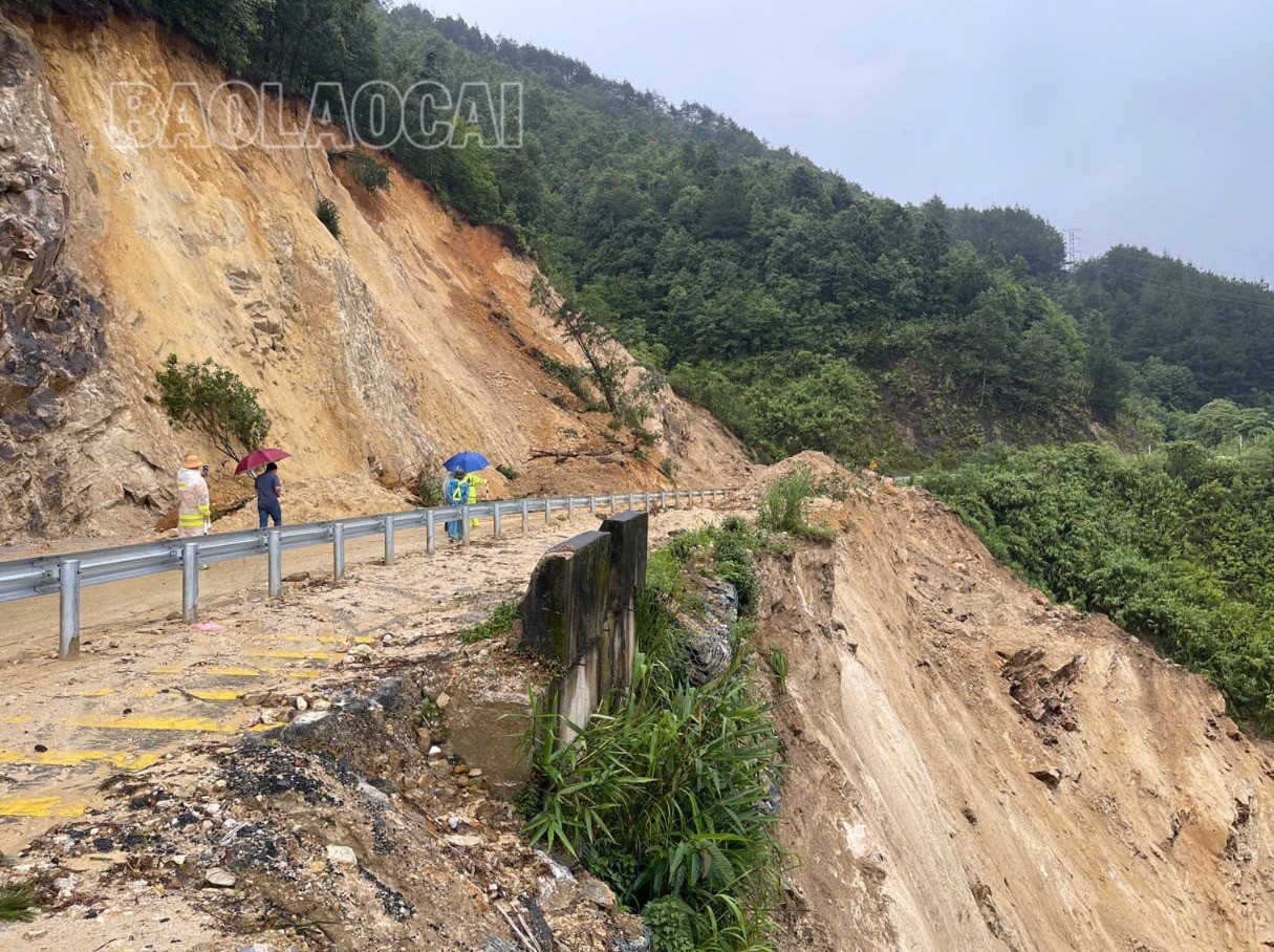 Điểm sạt lở tại Km76+690, Quốc lộ 4D. z6728633901723-6d6aa3f771679aaf1bdce8732d83bf2e-724.jpg