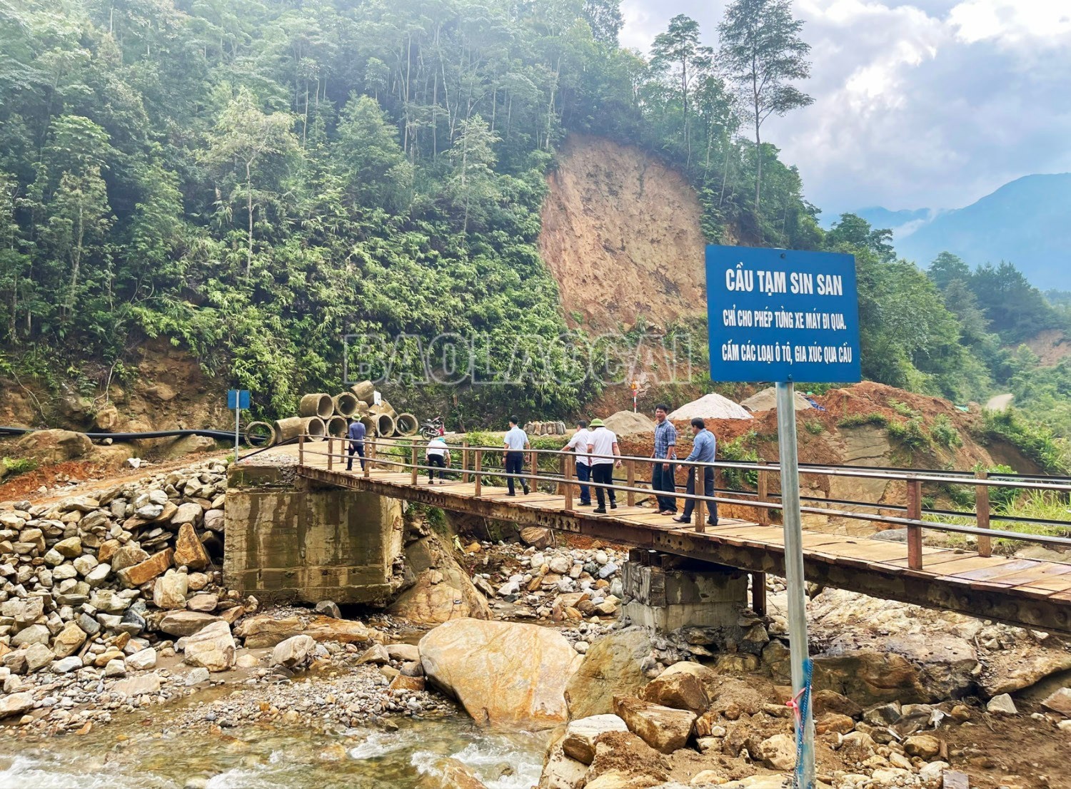 Cầu tạm Sim San hoàn thành đưa vào sử dụng giúp việc đi lại của người dân 3 thôn Sim San 1, Sim San 2, Hồng Ngài thuận tiện. Ảnh: Hoàng Kiều z6780865832182-b8e25d65f6f7310fe931a147c022f4cb-7846.jpg