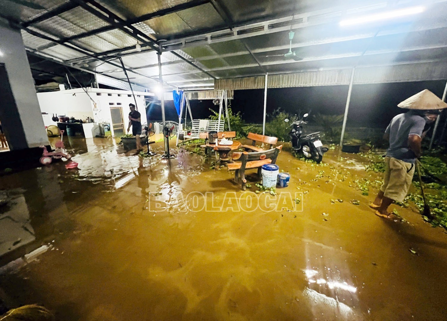 Lũ lớn trên suối Ngòi Đường đã làm ngập nhiều nhà dân các tổ 28, 29 phường Cam Đường. z6844909001991-b198e4c65b15ccade11f4696033f3e53-2755.jpg