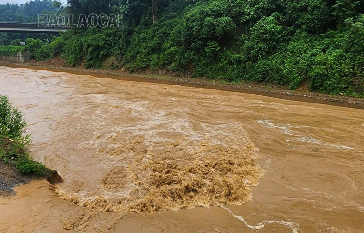 Nguy cơ lũ lụt, sạt lở đất tại một số địa phương trong 6 giờ tới là rất cao. z6891353257051-45477966f9d851a27dcf050fcdd22cee-6154.jpg
