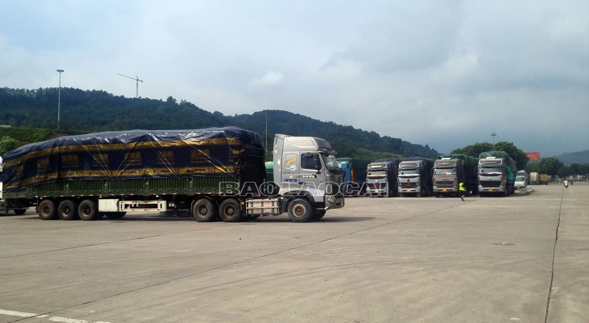Xe chở nông sản xuất khẩu từ tỉnh phía Nam của Việt Nam chuẩn bị qua Cửa khẩu Quốc tế đường bộ số II Kim Thành sang Hà Khẩu (Trung Quốc). z7077794735801-e11bbd7171150cc653d1476237919912-5437.jpg