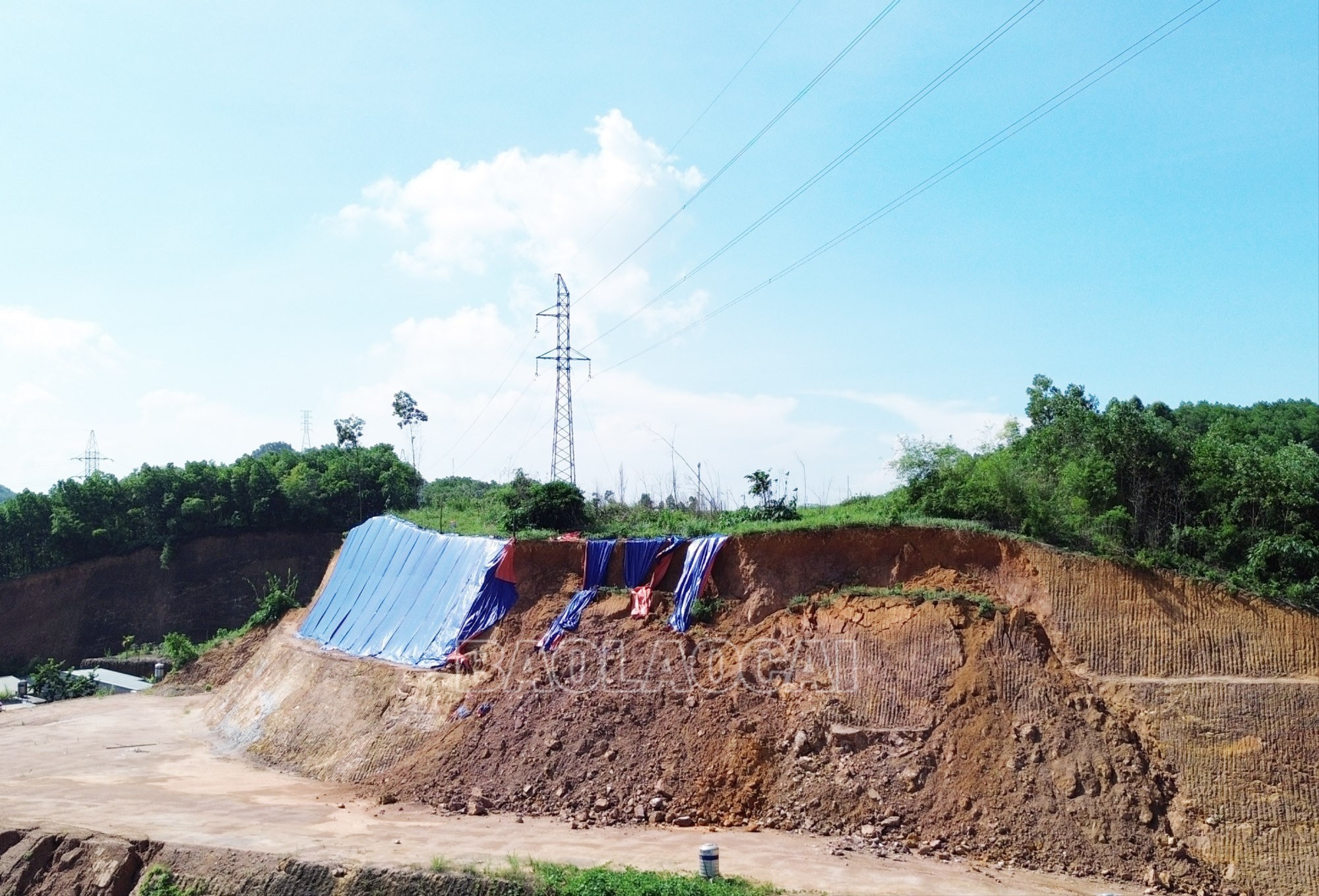Một vị trí cột tại địa phận phường phường Văn Phú đang có nguy cơ xảy ra sự cố sạt lở chân cột do người dân đào đất xung quanh. dji-0287-7117.jpg