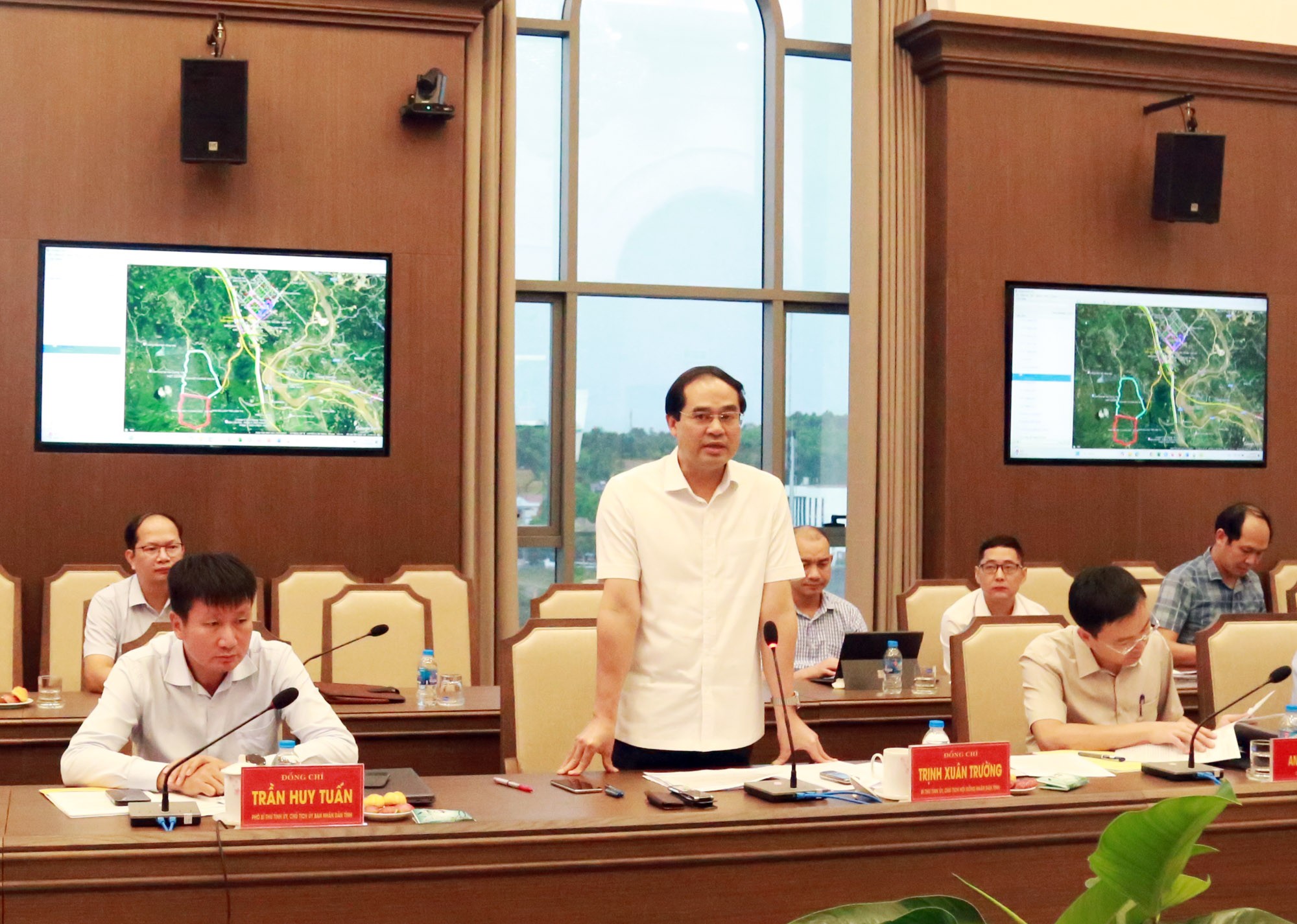 Đồng chí Trịnh Xuân Trường, Bí thư Tỉnh ủy, Chủ tịch Hội đồng nhân dân tỉnh phát biểu tại buổi làm việc. a2.jpg