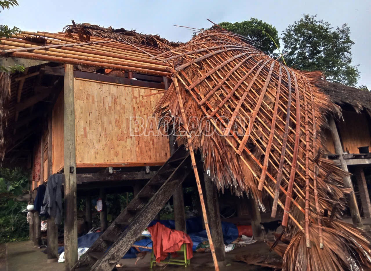 Ngôi nhà sàn của một hộ dân xã Văn Bàn bị tốc mái. z6823903124379-e877abf2a9abb918b7a627097fb1a58f-4524.jpg
