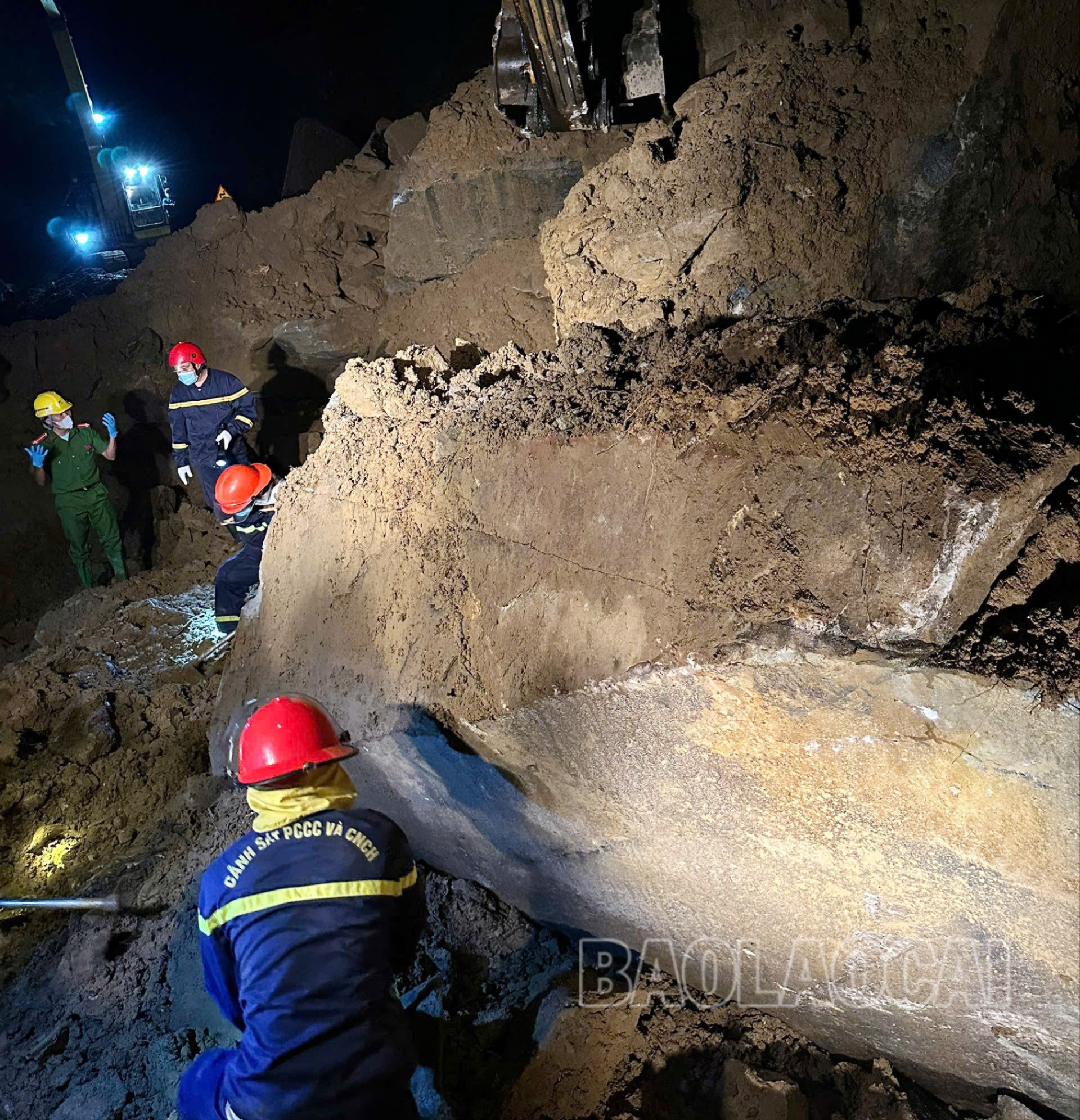 Lực lượng Cảnh sát phòng cháy, chữa cháy và cứu nạn, cứu hộ (Công an tỉnh) tham gia tìm kiếm các nạn nhân. z7075508510819-1b7556d95ad372b1e1559cd388a602c5-5579.jpg