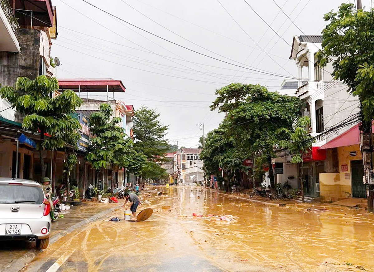 Hệ thống thoát nước trên phố Điện Biên dù đã được cải tạo nhưng đường vẫn bị ngập mỗi khi có mưa lớn. z6973304250215-c342e7a6848f86a2d412592bb464bc33.jpg